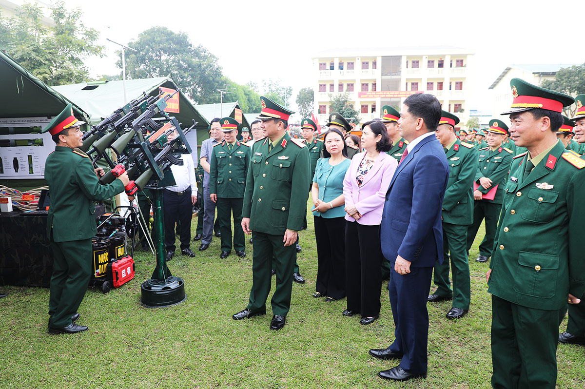 Trung tướng La Công Phương, Ủy viên Trung ương Đảng, Chính ủy Quân khu 1; Bí thư Tỉnh ủy Nguyễn Hồng Thái cùng lãnh đạo tỉnh thăm quan khu vực trưng bày vũ khí, trang thiết bị, mô hình học cụ huấn luyện Trung tướng La Công Phương, Ủy viên Trung ương Đảng, Chính ủy Quân khu 1; Bí thư Tỉnh ủy Nguyễn Hồng Thái cùng lãnh đạo tỉnh thăm quan khu vực trưng bày vũ khí, trang thiết bị, mô hình học cụ huấn luyện