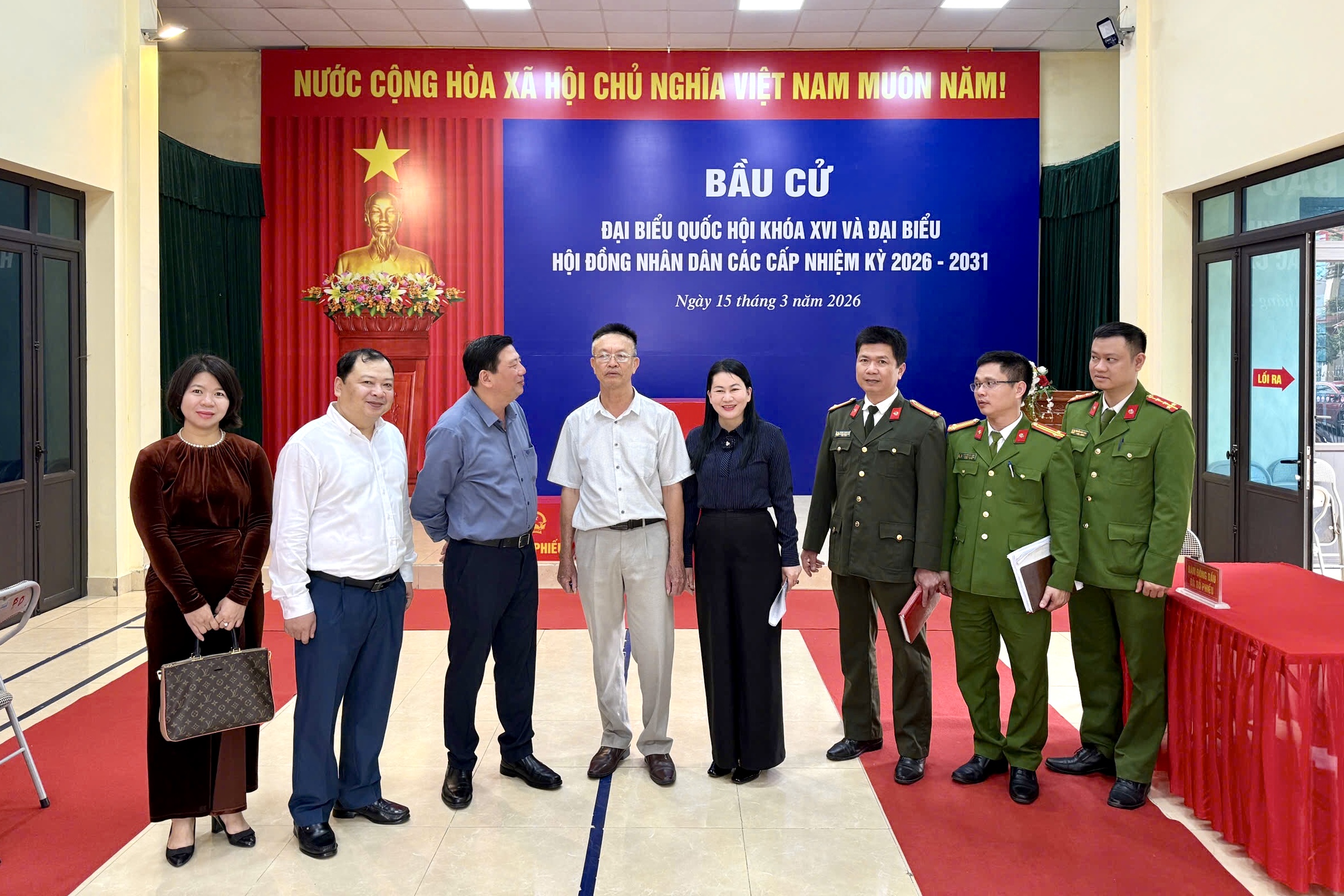 Đo&agrave;n kiểm tra khu vực bỏ phiếu tr&ecirc;n địa b&agrave;n phường Hồng An.