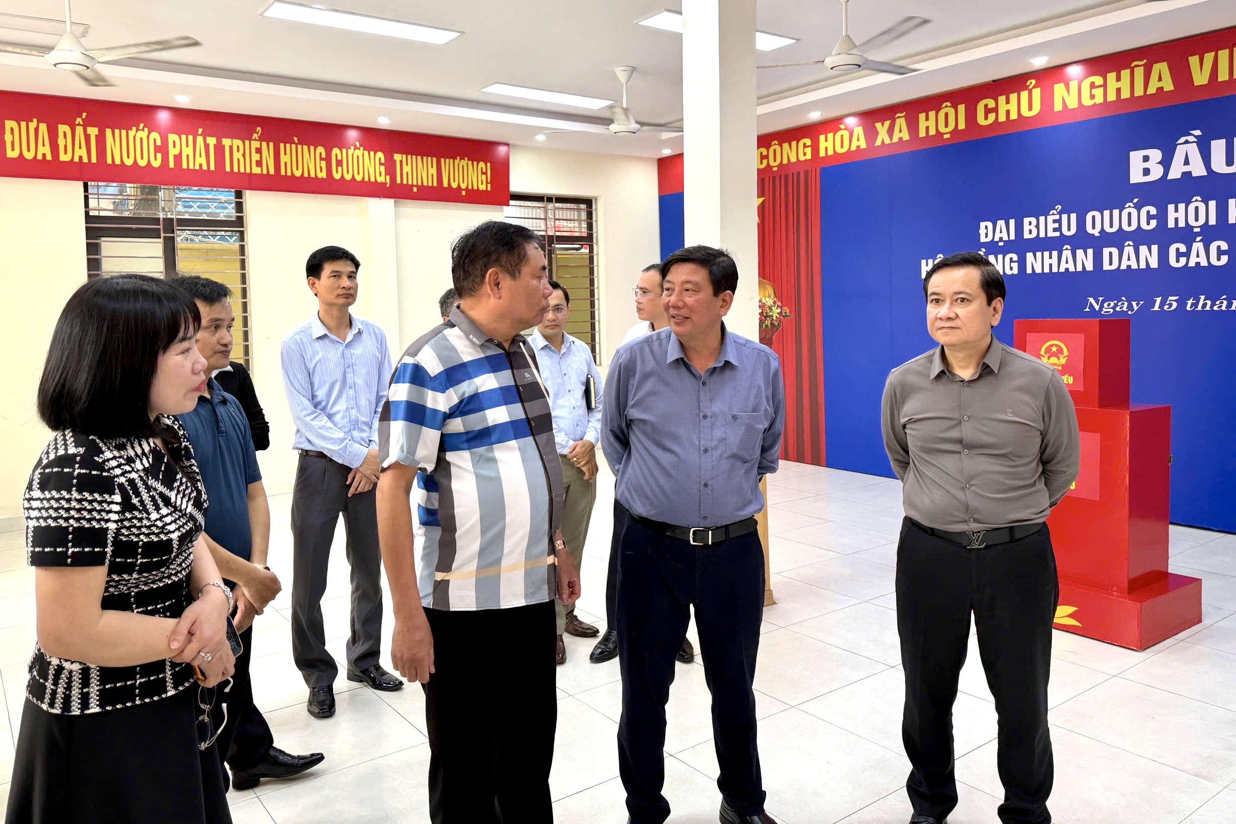 Đo&agrave;n kiểm tra khu vực bỏ phiếu tr&ecirc;n địa b&agrave;n phường An Bi&ecirc;n.