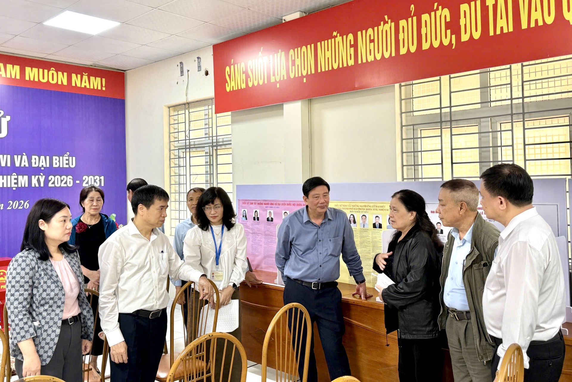 Đo&agrave;n kiểm tra khu vực bỏ phiếu tr&ecirc;n địa b&agrave;n phường L&ecirc; Ch&acirc;n.