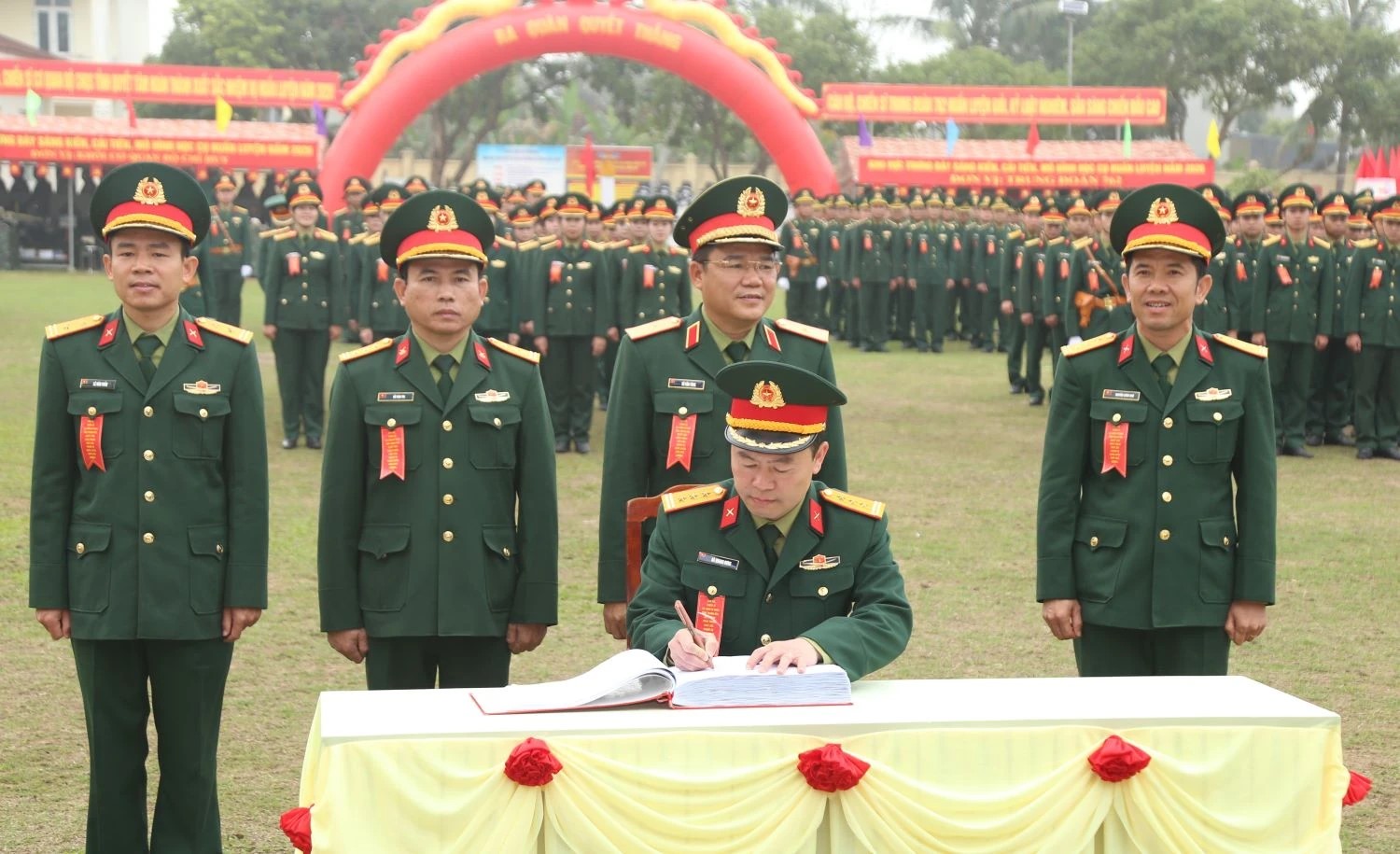 Các đơn vị lý giao ước thi đua. Các đơn vị lý giao ước thi đua.