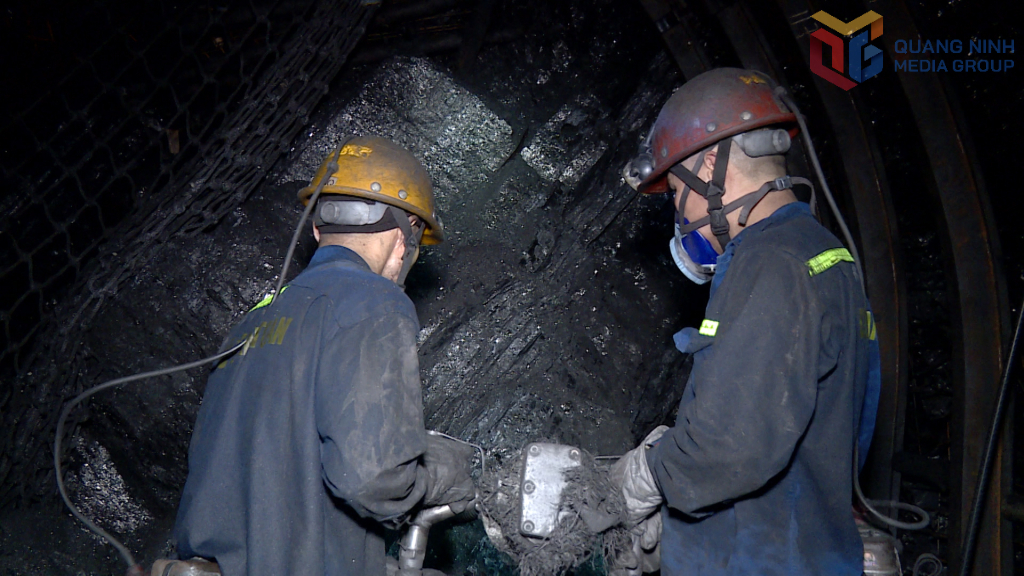 Thợ lò Công ty Than Vàng Danh tập trung sản xuất ngay từ những ngày đầu năm mới Thợ lò Công ty Than Vàng Danh tập trung sản xuất ngay từ những ngày đầu năm mới