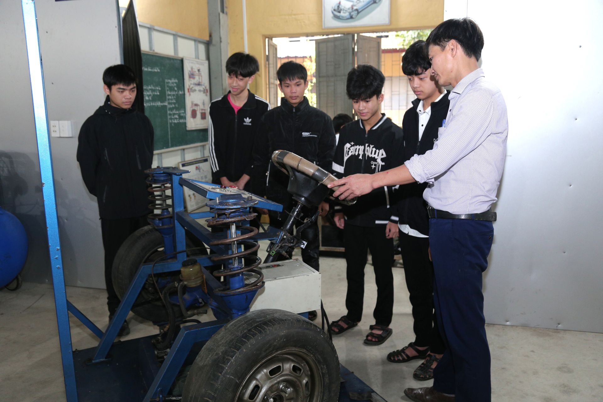 Học vi&ecirc;n Trường Cao đẳng C&ocirc;ng nghiệp Nam Định thực h&agrave;nh c&aacute;ch điều khiển v&agrave; c&aacute;c bộ phận m&aacute;y m&oacute;c của &ocirc; t&ocirc;