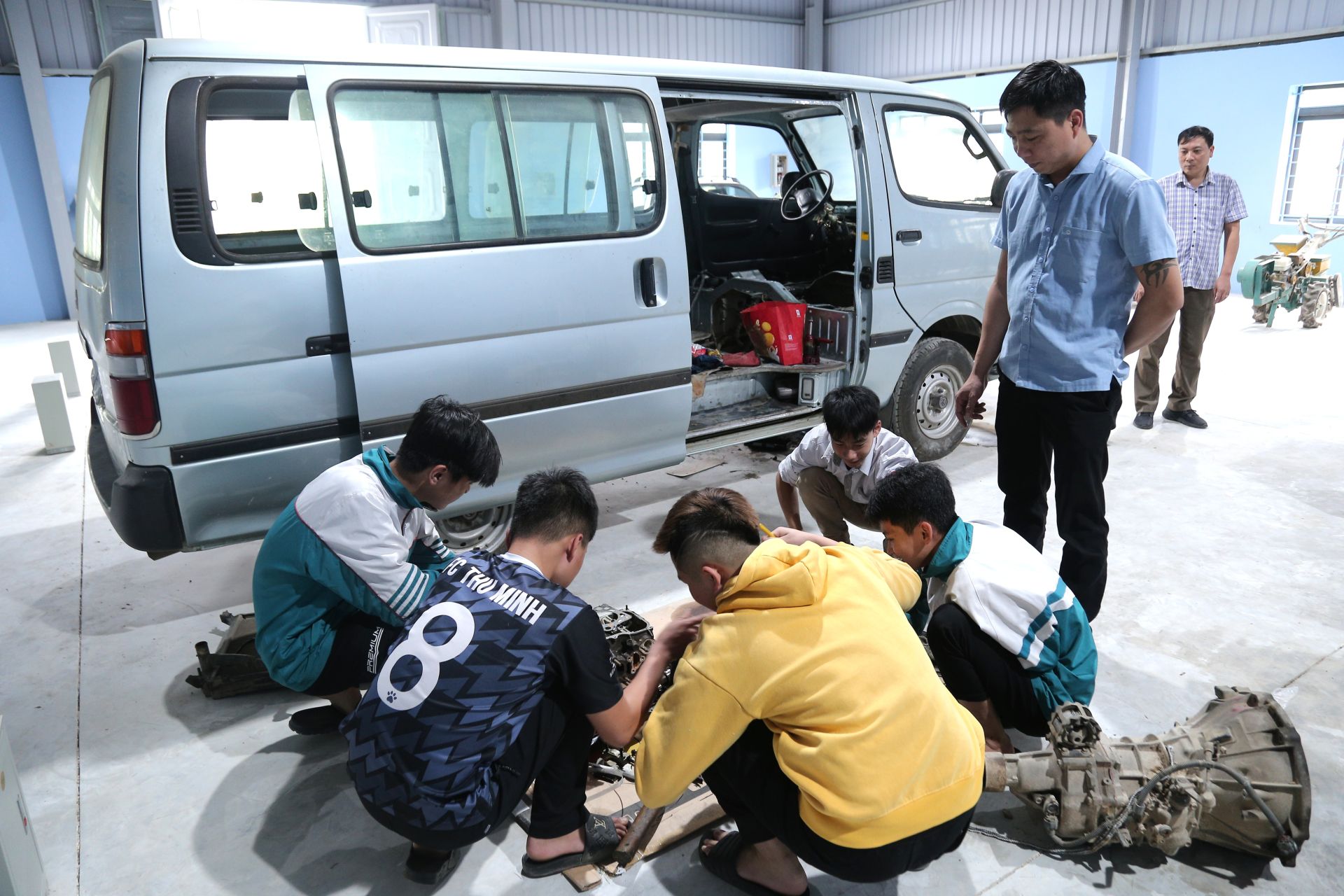 Học vi&ecirc;n Trường Trung cấp C&ocirc;ng nghệ số 8 Nam Định trong một tiết học thực h&agrave;nh sửa chữa &ocirc; t&ocirc;.