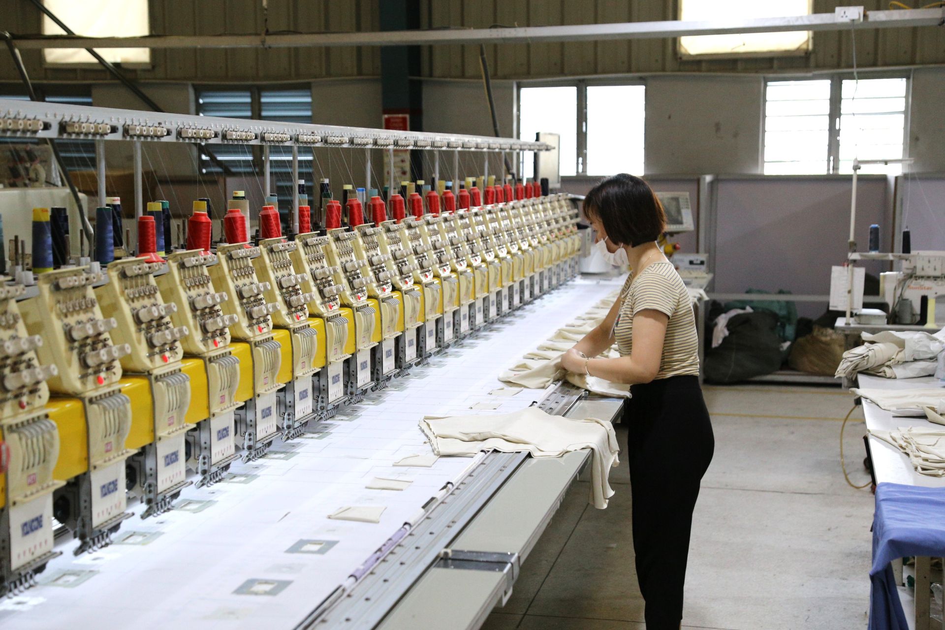 C&ocirc;ng nh&acirc;n c&oacute; tay nghề cao l&agrave;m việc tại C&ocirc;ng ty Youngone, Khu c&ocirc;ng nghiệp Ho&agrave; X&aacute;, phường Th&agrave;nh Nam, tỉnh Ninh B&igrave;nh.