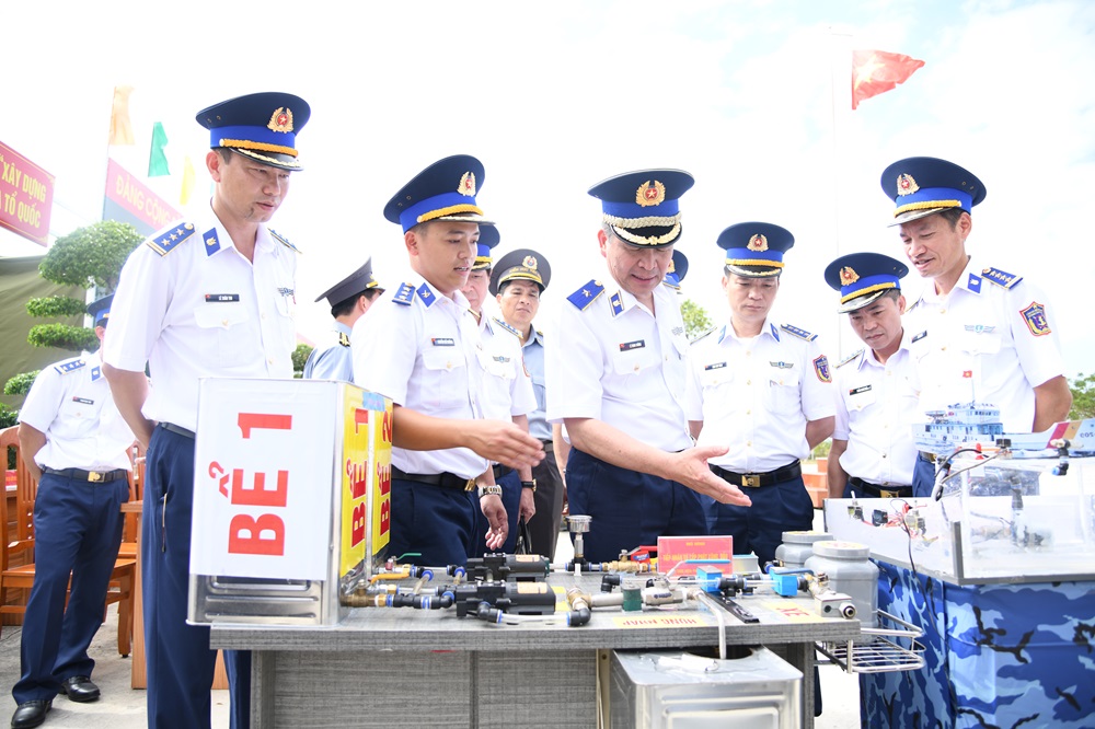 Thiếu tướng L&ecirc; Đ&igrave;nh Cường - Ph&oacute; B&iacute; thư Đảng ủy, Tư lệnh Cảnh s&aacute;t biển Việt Nam tham quan m&ocirc; h&igrave;nh học cụ