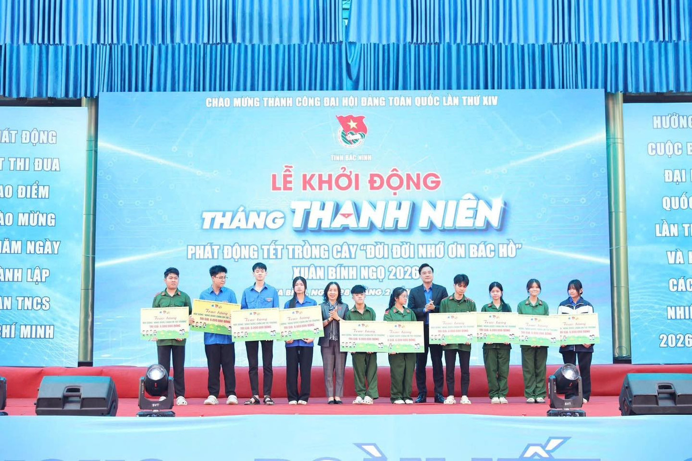 Nhiều suất học qu&agrave; được trao tặng đến c&aacute;c em học sinh c&oacute; ho&agrave;n cảnh kh&oacute; khăn.