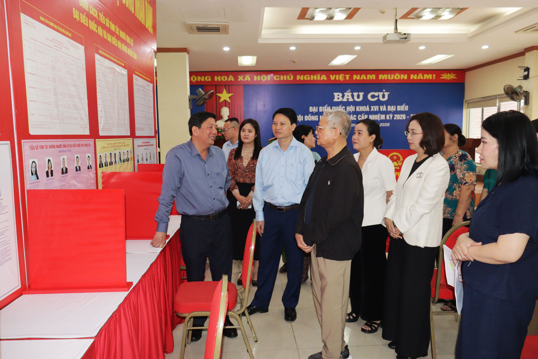 Đo&agrave;n kiểm tra khu vực bỏ phiếu tr&ecirc;n địa b&agrave;n phường Hồng B&agrave;ng.