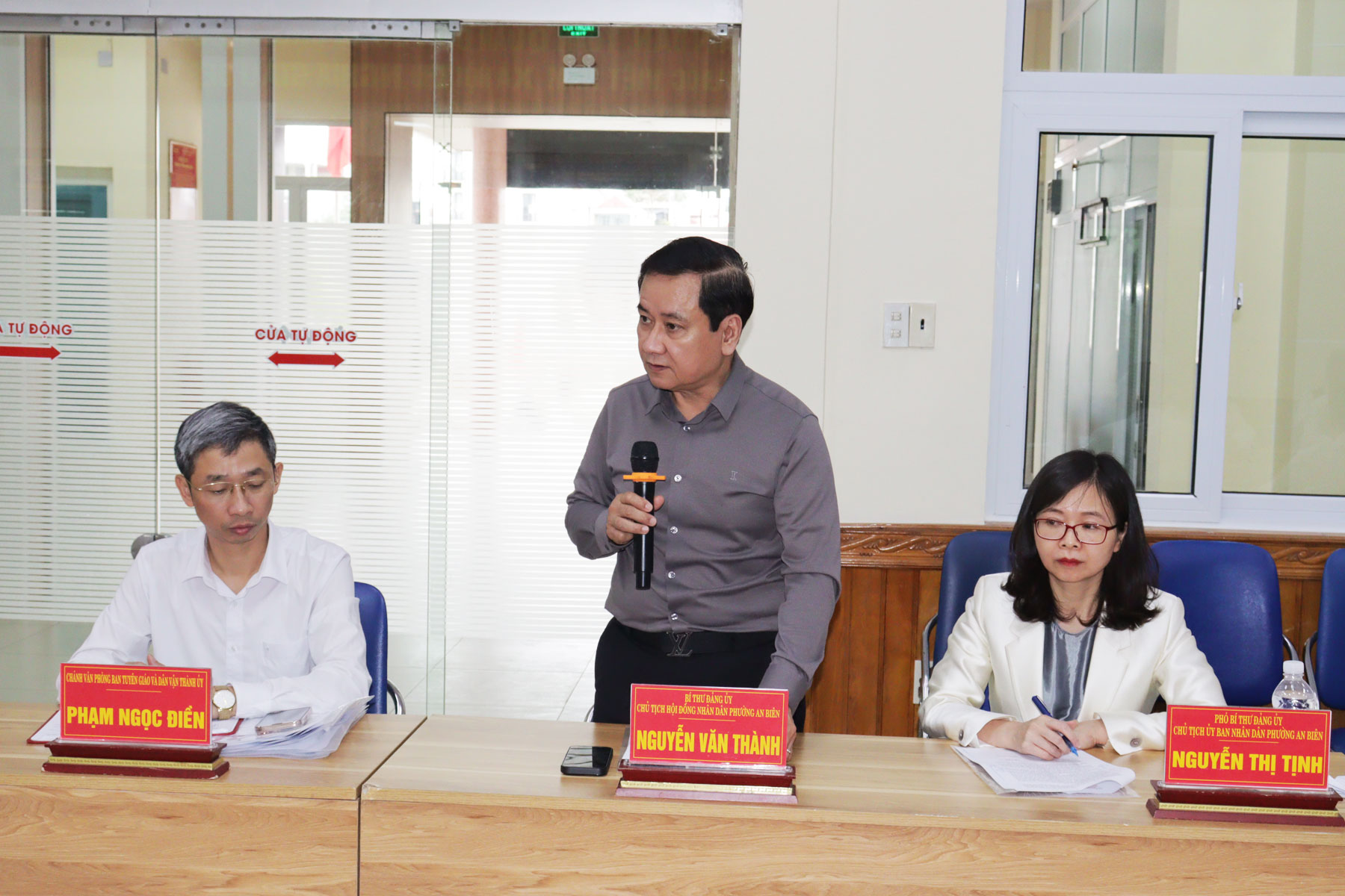 Đồng ch&iacute; Nguyễn Văn Th&agrave;nh, B&iacute; thư Đảng ủy, Chủ tịch HĐND phường An Bi&ecirc;n b&aacute;o c&aacute;o tại cuộc l&agrave;m việc.