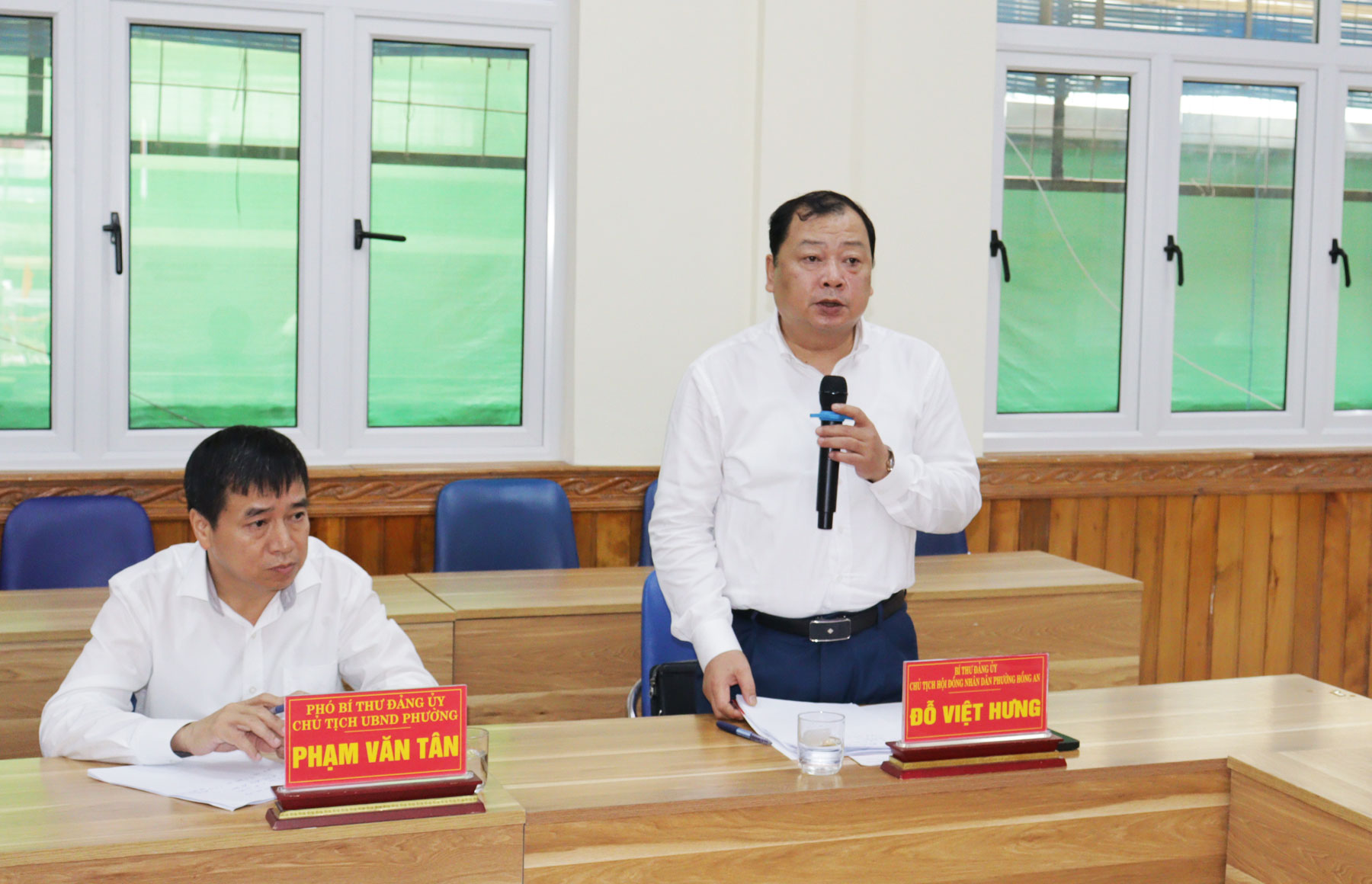 Đồng ch&iacute; Đỗ Việt Hưng, B&iacute; thư Đảng ủy, Chủ tịch HĐND phường Hồng An b&aacute;o c&aacute;o tại cuộc l&agrave;m việc.