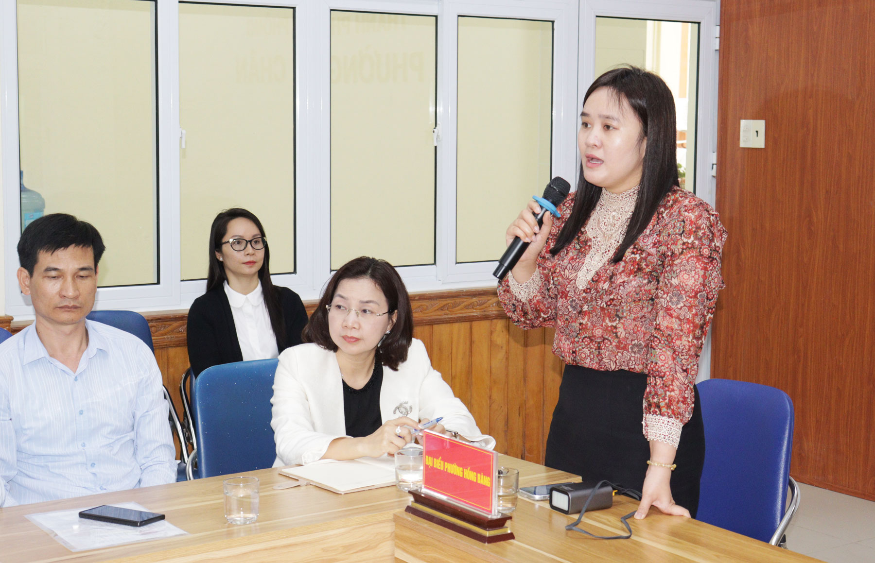 Đồng ch&iacute; Nguyễn Thị Phương Thảo, Ph&oacute; Chủ tịch HĐND phường Hồng B&agrave;ng b&aacute;o c&aacute;o tại cuộc l&agrave;m việc.