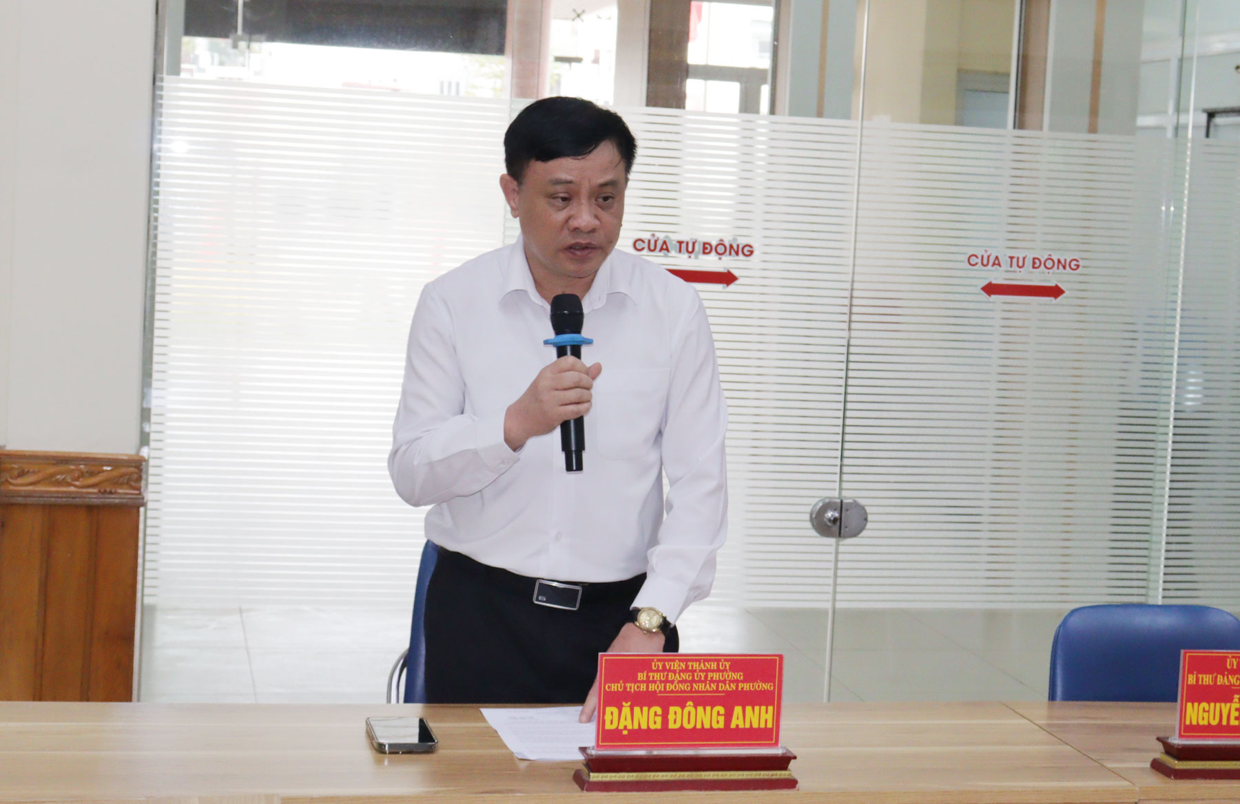 Đồng ch&iacute; Đặng Đ&ocirc;ng Anh, B&iacute; thư Đảng ủy, Chủ tịch HĐND phường L&ecirc; Ch&acirc;n b&aacute;o c&aacute;o tại cuộc l&agrave;m việc.