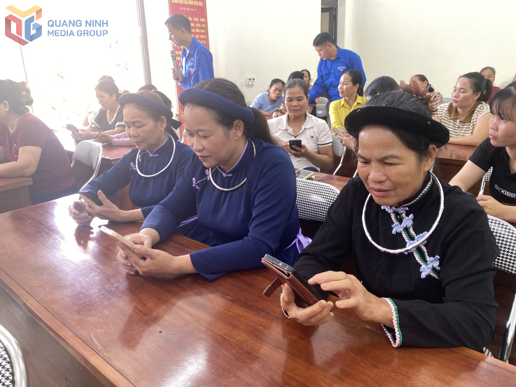 Người d&acirc;n th&ocirc;n Pắc Phai (x&atilde; Điền X&aacute;) tham gia tập huấn sử dụng c&aacute;c tiện &iacute;ch số