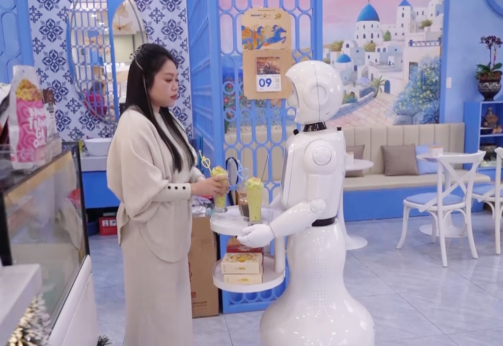 Kh&aacute;ch h&agrave;ng trải nghiệm với robot tại qu&aacute;n C&agrave; ph&ecirc; Bomi, phường Hạ Long