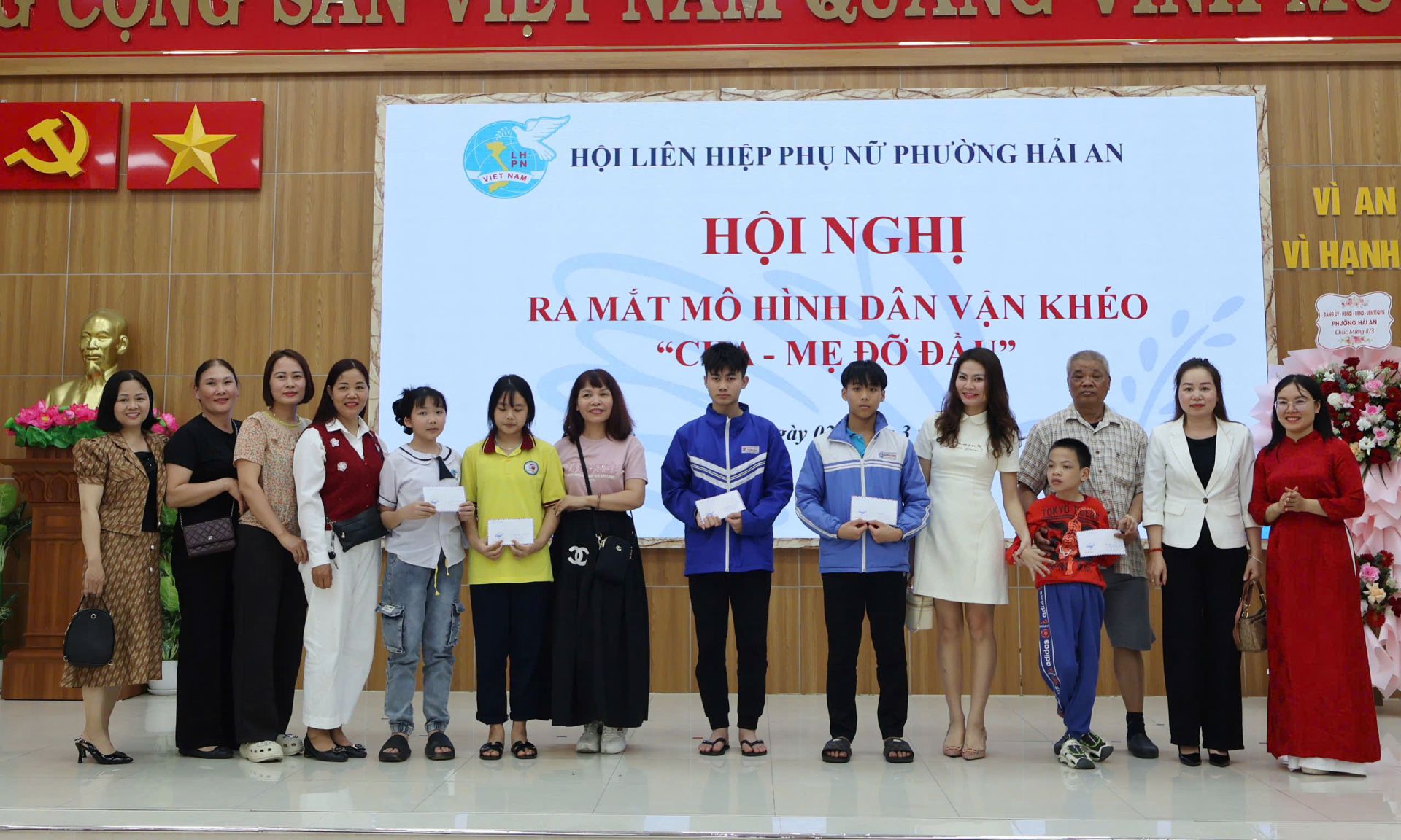 Đại di&ecirc;̣n Đảng uỷ, HĐND, UBND, UB MTTQ phường Hải An tặng hoa chúc mừng H&ocirc;̣i LHPN phường.