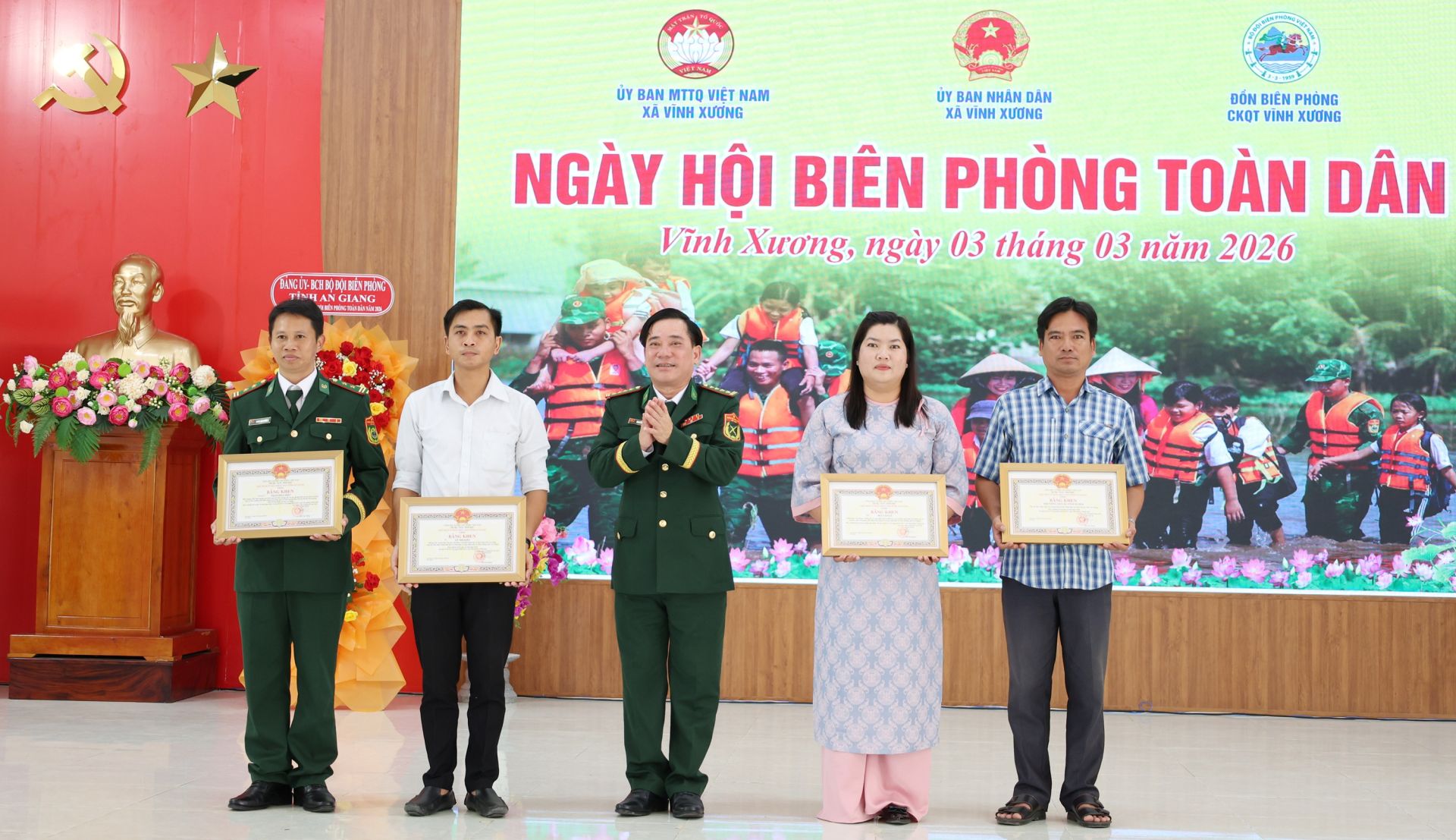 C&aacute;c c&aacute; nh&acirc;n, tập thể nhận khen thưởng