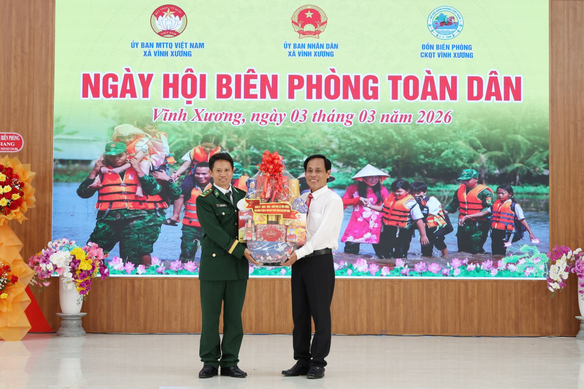 &Ocirc;ng Trần H&ograve;a Hợp, B&iacute; thư Đảng ủy, Chủ tịch HĐND x&atilde; tặng qu&agrave; c&aacute;n bộ, chiến sĩ Đồn Bi&ecirc;n ph&ograve;ng cửa khẩu quốc tế Vĩnh Xương