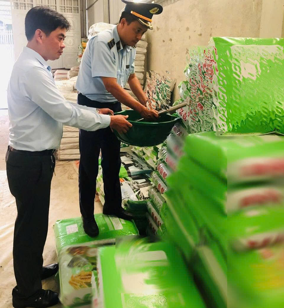 Lực lượng thuộc Đội Quản lý thị trường số 1 tỉnh Đồng Tháp tiền hành lấy mẫu kiểm tra chất lượng hàng hóa Lực lượng thuộc Đội Quản lý thị trường số 1 tỉnh Đồng Tháp tiền hành lấy mẫu kiểm tra chất lượng hàng hóa