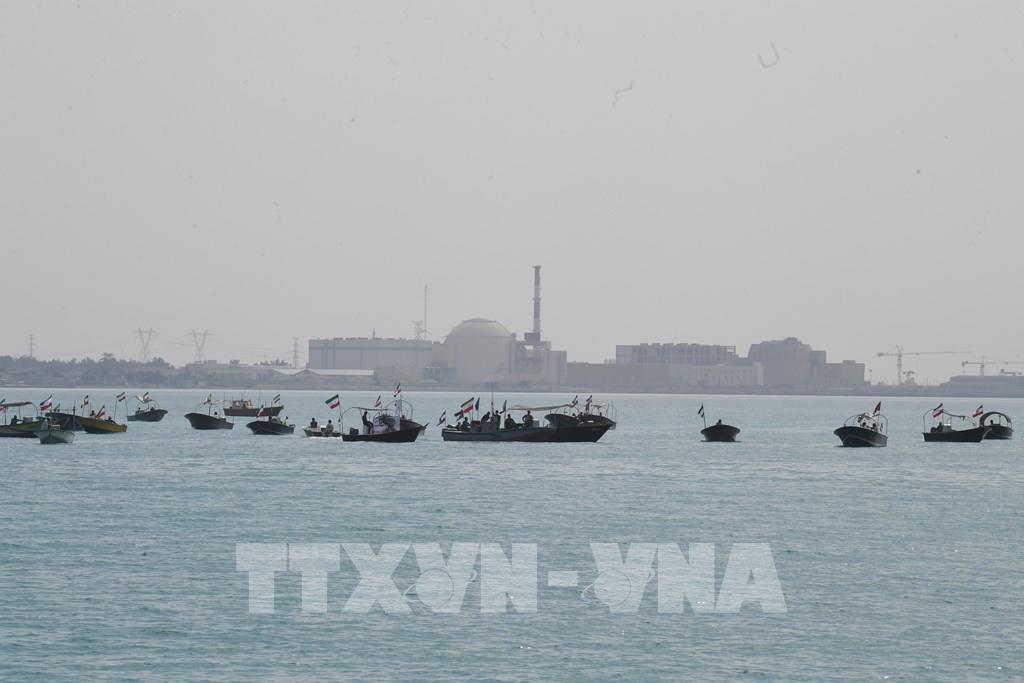 T&agrave;u của lực lượng vệ binh c&aacute;ch mạng Hồi gi&aacute;o Iran (IRGC) di chuyển tr&ecirc;n vịnh Persian ở gần Bushehr, Iran. Ảnh: THX/TTXVN