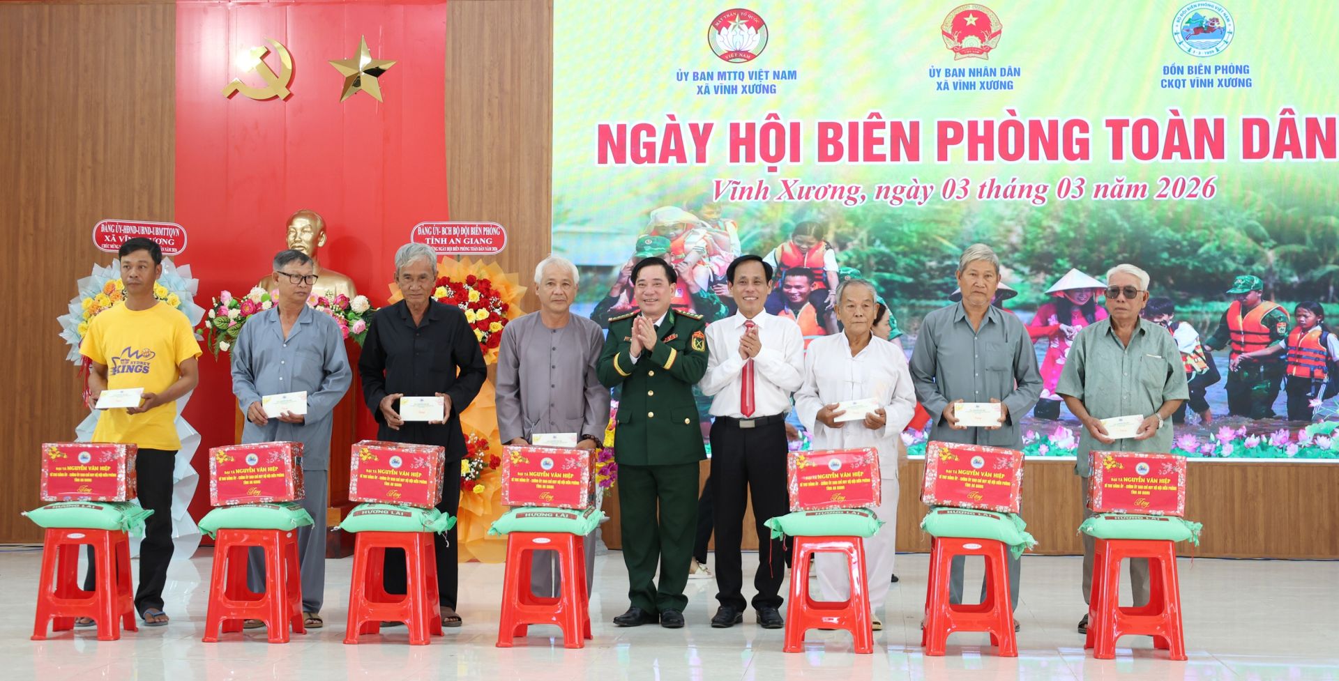 Đại t&aacute; Nguyễn Văn Hiệp, Ph&oacute; Ch&iacute;nh ủy Bộ Chỉ huy Qu&acirc;n sự tỉnh, Ch&iacute;nh ủy Ban Chỉ huy Bộ đội Bi&ecirc;n ph&ograve;ng tỉnh v&agrave; l&atilde;nh đạo địa phương tặng qu&agrave; cho người c&oacute; uy t&iacute;n tr&ecirc;n địa b&agrave;n