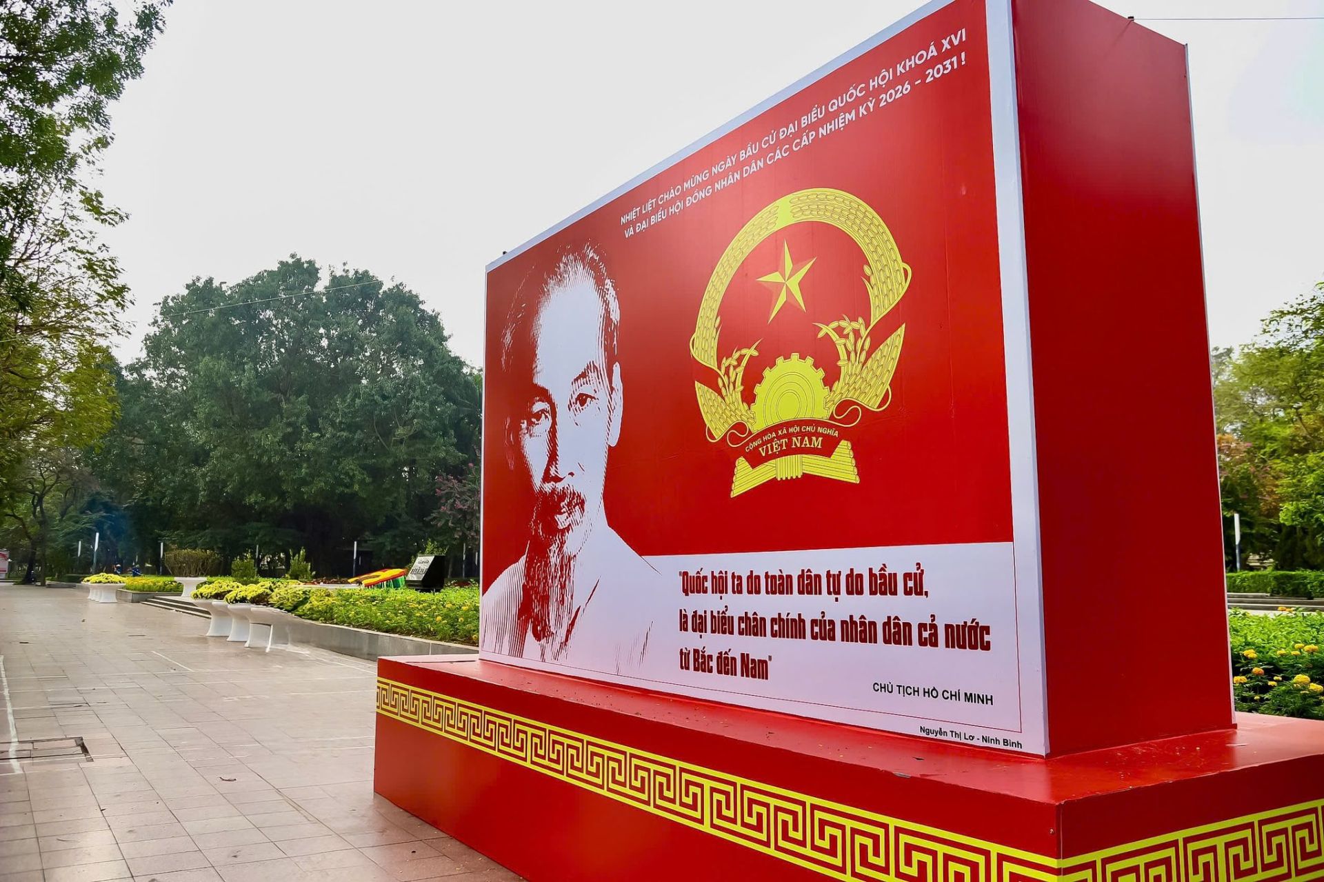 Pano tuyên truyền “Ngày hội của toàn dân” đặt trước Quảng trường Ba Đình, phía sau là Lăng Chủ tịch Hồ Chí Minh, thể hiện khí thế trang trọng, hướng về ngày bầu cử 15-3. Pano tuyên truyền “Ngày hội của toàn dân” đặt trước Quảng trường Ba Đình, phía sau là Lăng Chủ tịch Hồ Chí Minh, thể hiện khí thế trang trọng, hướng về ngày bầu cử 15-3.