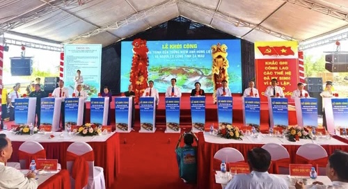 C&aacute;c đại biểu thực hiện nghi thức lễ khởi c&ocirc;ng c&ocirc;ng tr&igrave;nh.