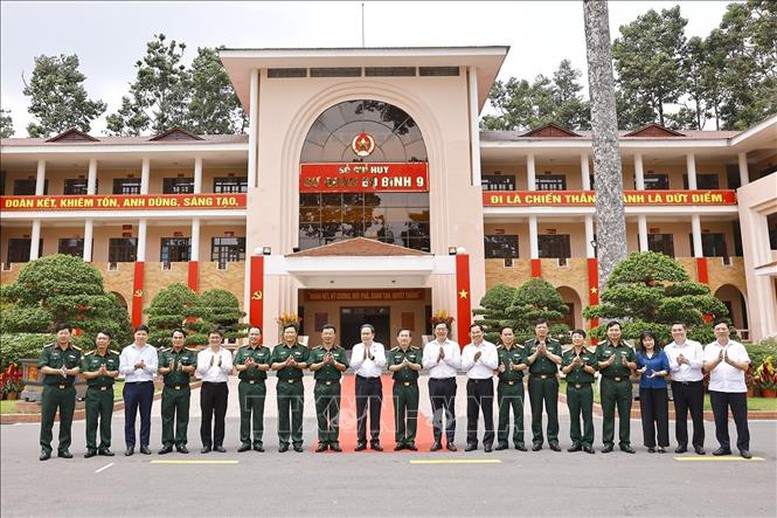 Ủy viên Bộ Chính trị, Chủ tịch Quốc hội Trần Thanh Mẫn và các đại biểu cùng lãnh đạo, chỉ huy Sư đoàn 9, Quân đoàn 34 - Ảnh: TTXVN Ủy viên Bộ Chính trị, Chủ tịch Quốc hội Trần Thanh Mẫn và các đại biểu cùng lãnh đạo, chỉ huy Sư đoàn 9, Quân đoàn 34 - Ảnh: TTXVN