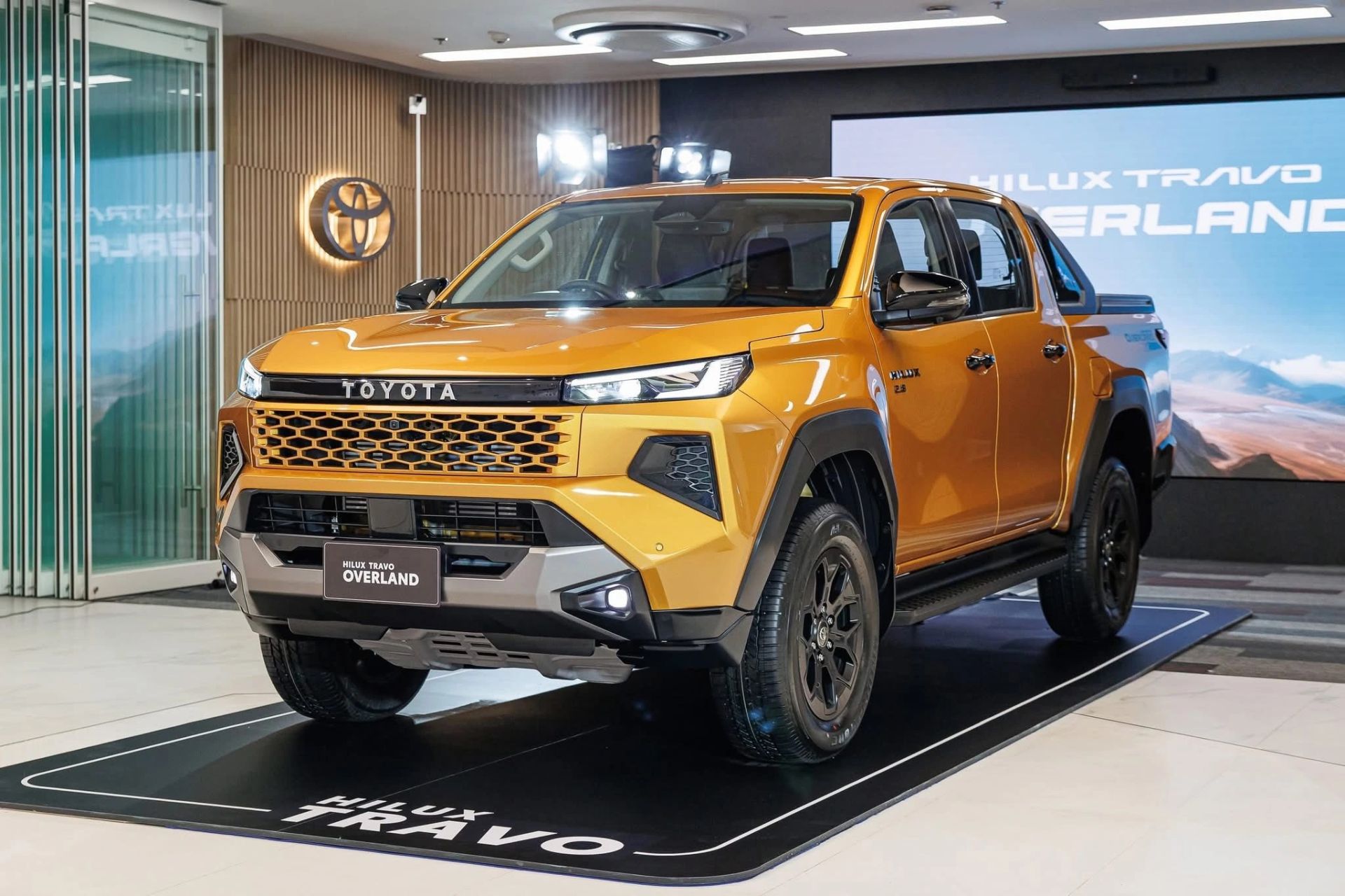 Hilux vươn lên dẫn đầu doanh số của Toyota Việt Nam