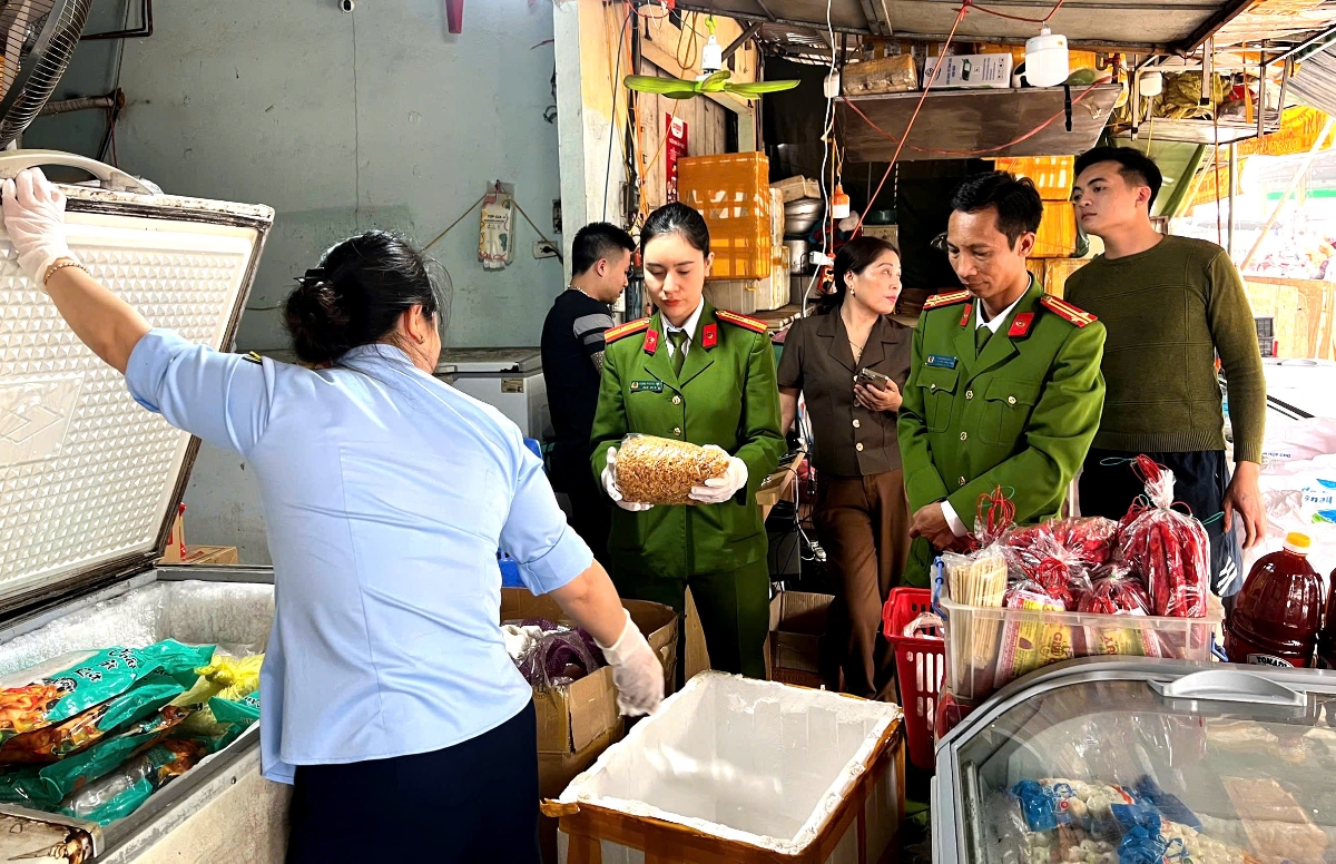 Cơ quan chức năng kiểm tra kios kinh doanh thực phẩm tại chợ đầu mối n&ocirc;ng sản thực phẩm phường Hạc Th&agrave;nh. (Ảnh: vneconomy.vn)