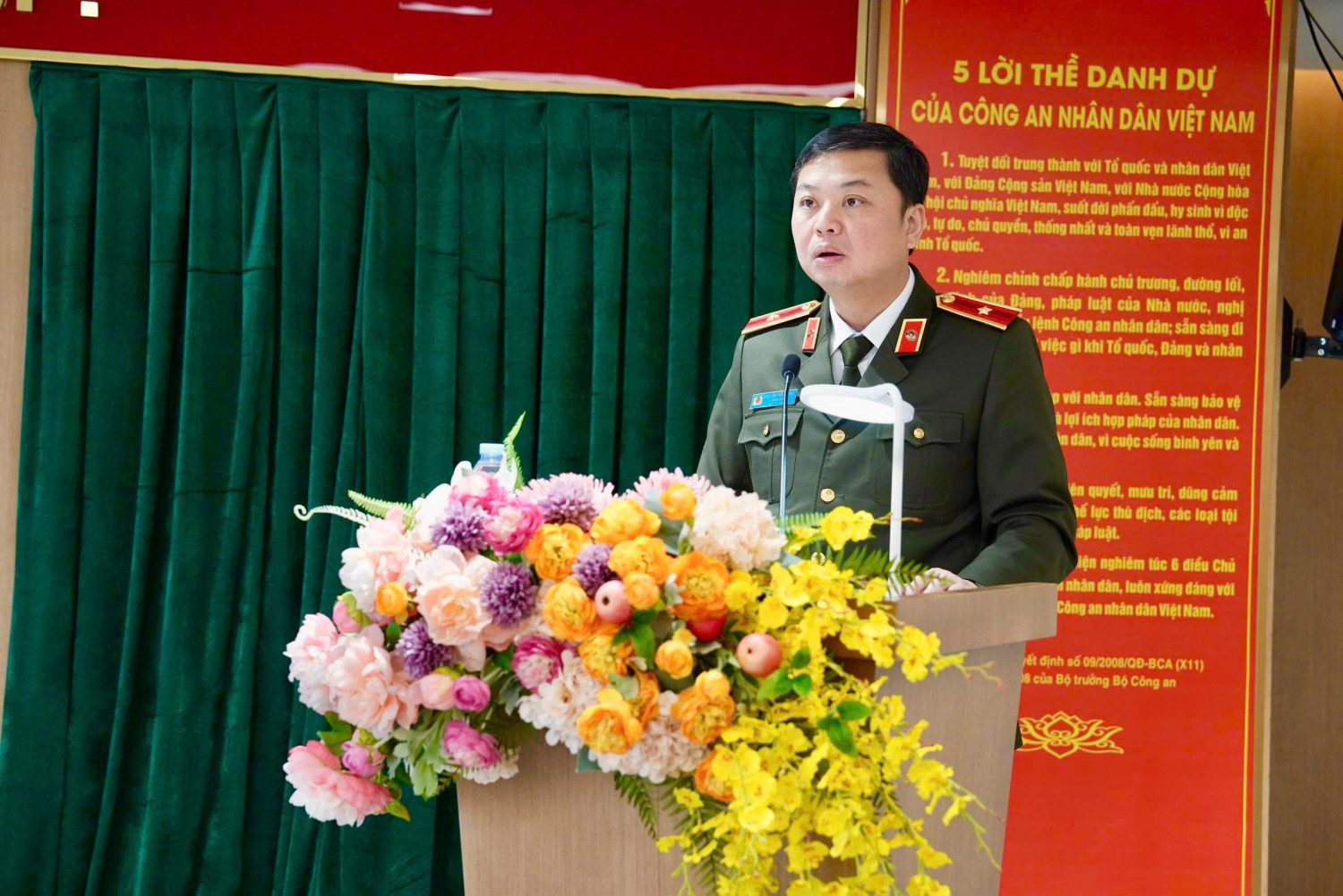 Thiếu tướng Nguyễn Tiến Trung, Ủy viên Ban Thường vụ Tỉnh ủy, Bí thư Đảng ủy, Giám đốc Công an tỉnh Quảng Ninh phát biểu tại buổi làm việc Thiếu tướng Nguyễn Tiến Trung, Ủy viên Ban Thường vụ Tỉnh ủy, Bí thư Đảng ủy, Giám đốc Công an tỉnh Quảng Ninh phát biểu tại buổi làm việc