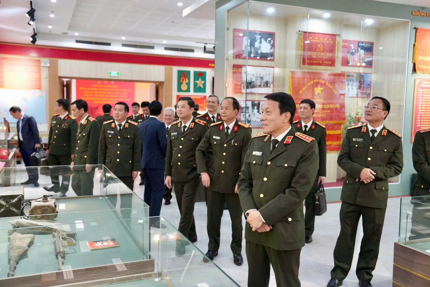 Bộ trưởng Lương Tam Quang tham quan Phòng truyền thống Công an tỉnh Quảng Ninh Bộ trưởng Lương Tam Quang tham quan Phòng truyền thống Công an tỉnh Quảng Ninh