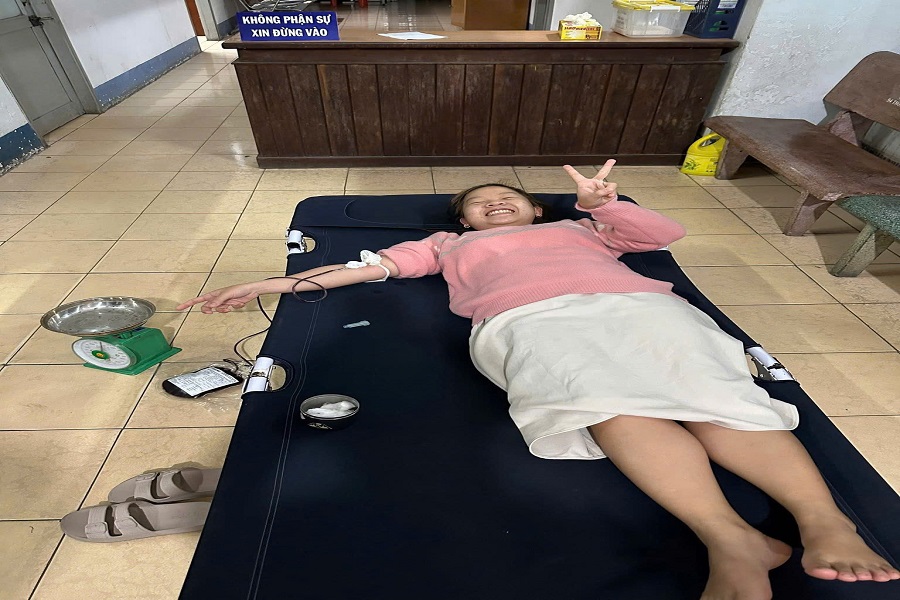 Các bác sĩ và điều dưỡng Bệnh viện Đa khoa khu vực La Gi hiến 4 đơn vị máu cứu người. Các bác sĩ và điều dưỡng Bệnh viện Đa khoa khu vực La Gi hiến 4 đơn vị máu cứu người.