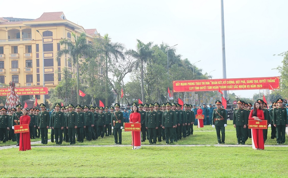 C&aacute;c khối c&aacute;n bộ, chiến sĩ cơ quan, đơn vị thuộc Bộ CHQS tỉnh v&agrave; lực lượng d&acirc;n qu&acirc;n tự vệ tham gia lễ ra qu&acirc;n huấn luyện