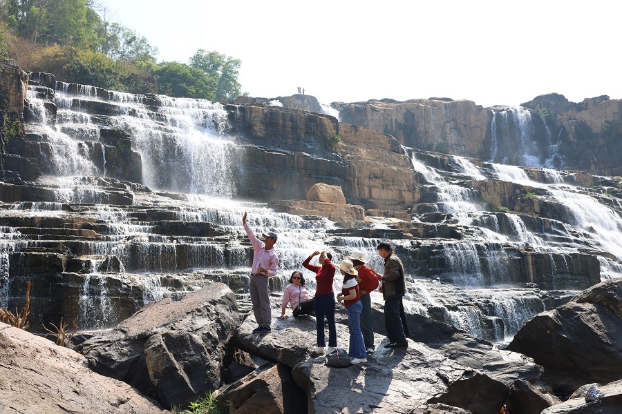 Cùng chụp hình dưới chân thác. Sở hữu vẻ đẹp hoang sơ và hùng vĩ, thác Pongour từ lâu được mệnh danh là “Nam thiên đệ nhất thác”. Cùng chụp hình dưới chân thác. Sở hữu vẻ đẹp hoang sơ và hùng vĩ, thác Pongour từ lâu được mệnh danh là “Nam thiên đệ nhất thác”.