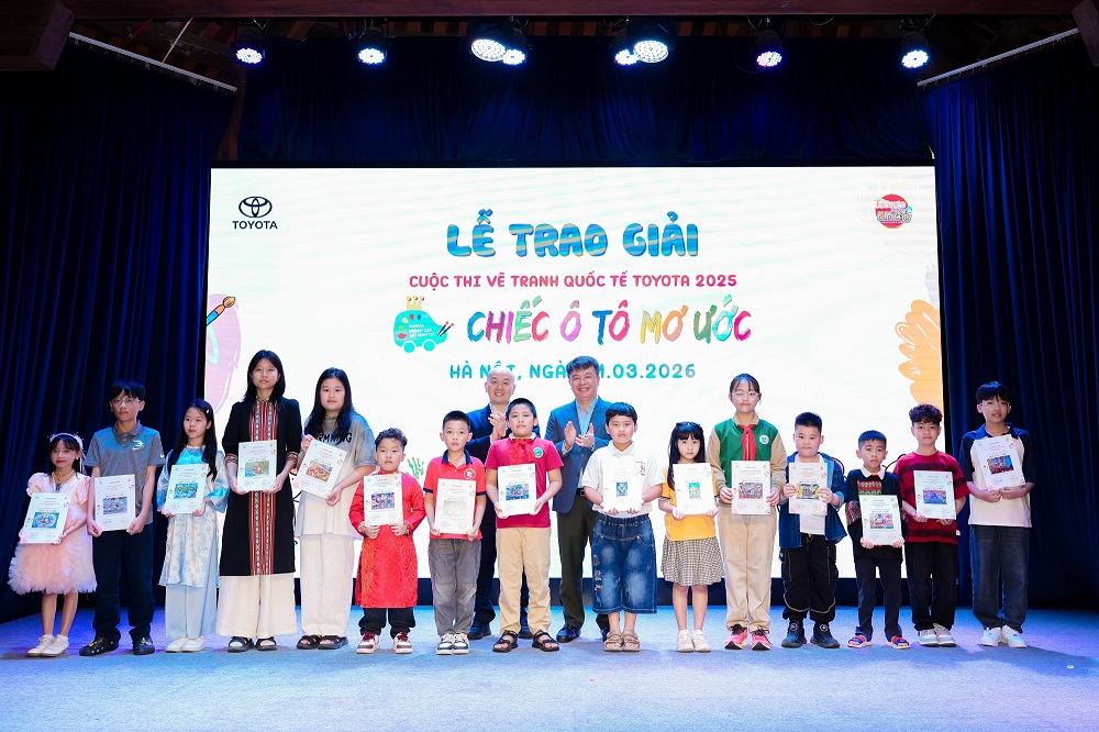 Đại diện Toyota Việt Nam v&agrave; Ban tổ chức trao giải cho c&aacute;c em học sinh đạt giải Nhất