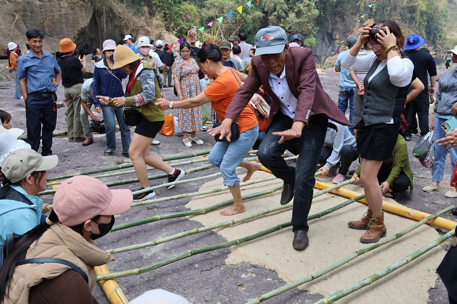 Du khách tham gia trò chơi nhảy sạp Du khách tham gia trò chơi nhảy sạp