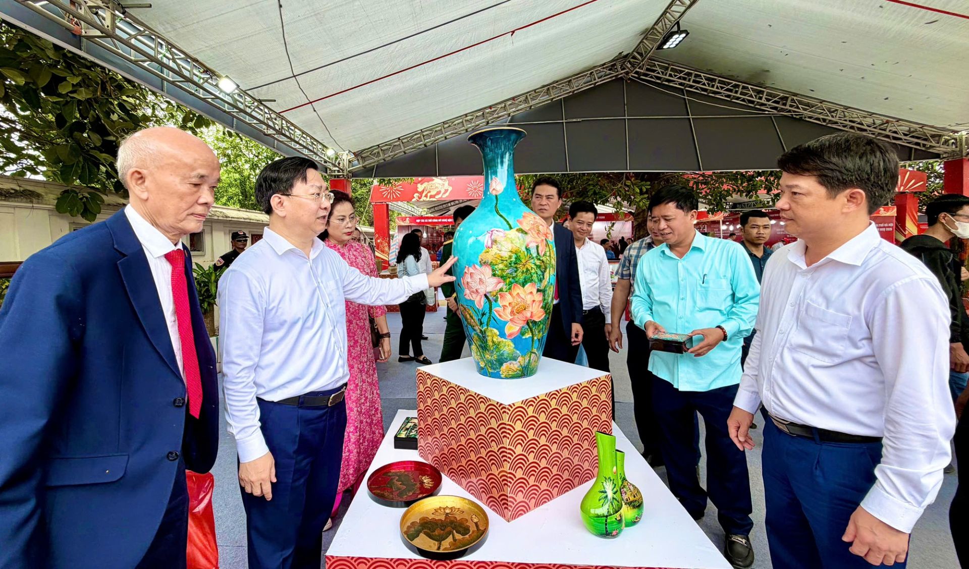 C&aacute;c đại biểu tham quan gian trưng b&agrave;y sản phẩm gốm sứ, sơn m&agrave;i v&agrave; thủ c&ocirc;ng truyền thống tại Hội chợ, t&igrave;m hiểu cơ hội kết nối, mở rộng thị trường ti&ecirc;u thụ.