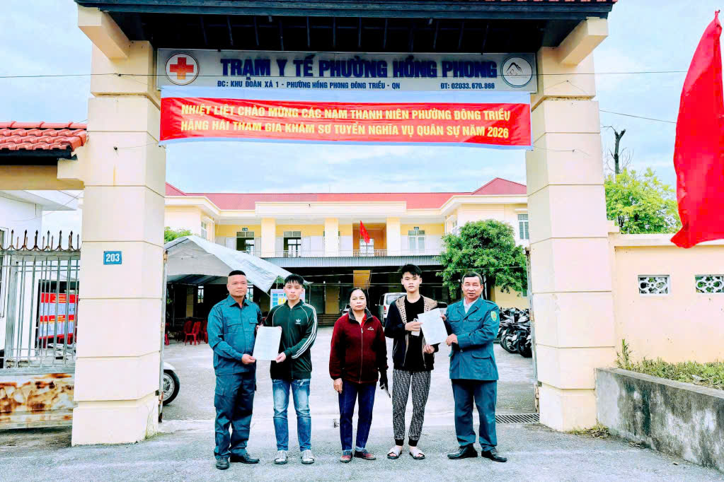 C&aacute;c c&ocirc;ng d&acirc;n viết đơn t&igrave;nh nguyện l&ecirc;n đường nhập ngũ năm 2026 tr&ecirc;n địa b&agrave;n phường Đ&ocirc;ng Triều