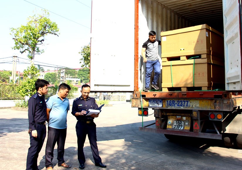 C&ocirc;ng chức Hải quan Th&aacute;i Nguy&ecirc;n thực hiện thủ tục th&ocirc;ng quan h&agrave;ng h&oacute;a xuất khẩu của doanh nghiệp. Ảnh: N.N