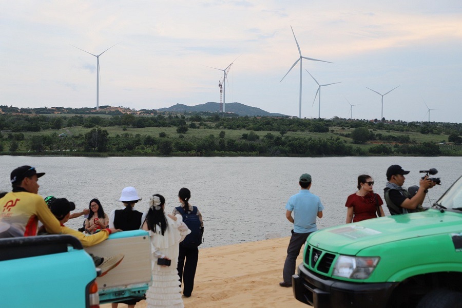 Hình ảnh các trụ điện gió trên cung đường đoàn khảo sát di chuyển kết nối từ Phan Thiết lên Đà Lạt Hình ảnh các trụ điện gió trên cung đường đoàn khảo sát di chuyển kết nối từ Phan Thiết lên Đà Lạt