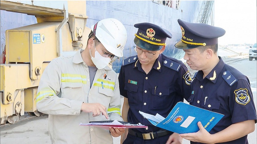 Công chức Chi cục Hải quan khu vực X thông qua hàng hoá cho doanh nghiệp. Ảnh: Phong Nhân Công chức Chi cục Hải quan khu vực X thông qua hàng hoá cho doanh nghiệp. Ảnh: Phong Nhân