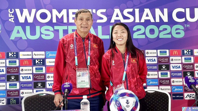 Huấn luyện viên Mai Đức Chung và cầu thủ Huỳnh Như tại buổi họp báo trước trận đấu gặp Ấn Độ. (Ảnh: VFF) Huấn luyện viên Mai Đức Chung và cầu thủ Huỳnh Như tại buổi họp báo trước trận đấu gặp Ấn Độ. (Ảnh: VFF)