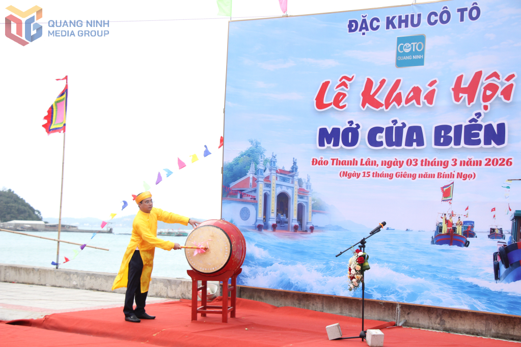 Ông Nguyễn Danh Hà, Phó Bí thư Đảng ủy, Chủ tịch UBND đặc khu Cô Tô phát biểu khai mạc và gióng trống khai hội Ông Nguyễn Danh Hà, Phó Bí thư Đảng ủy, Chủ tịch UBND đặc khu Cô Tô phát biểu khai mạc và gióng trống khai hội