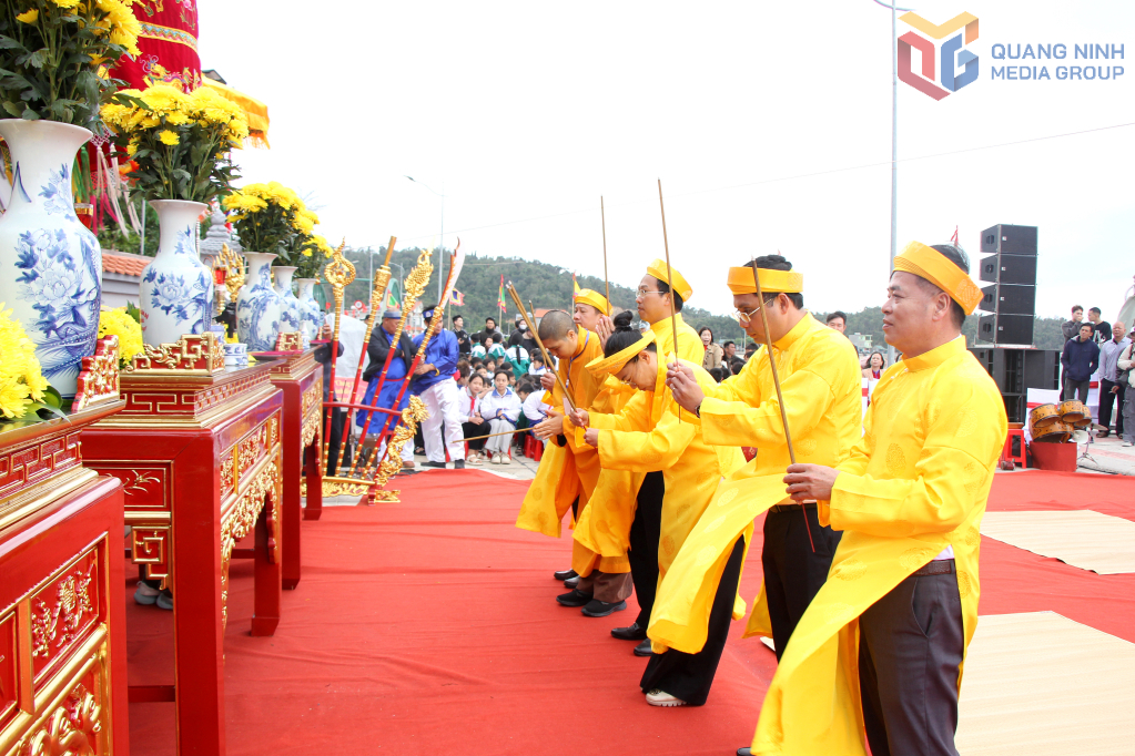 Lãnh đạo đặc khu Cô Tô dâng hương tế lễ Đức Thánh Trần, các vị Sơn Thần, Hải Thần Lãnh đạo đặc khu Cô Tô dâng hương tế lễ Đức Thánh Trần, các vị Sơn Thần, Hải Thần