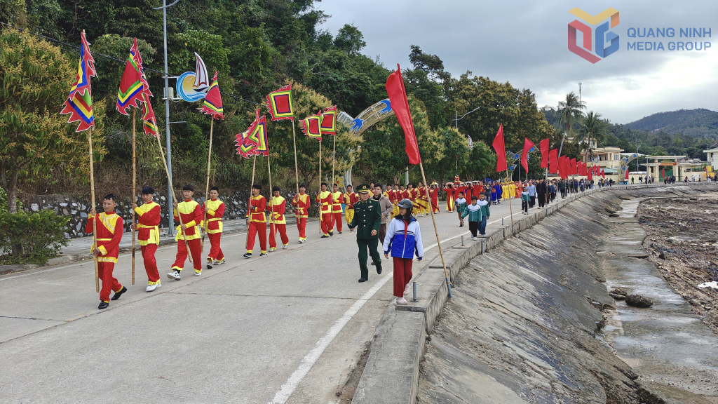 Sau khi hoàn thành lễ tế, đoàn lễ và cư dân đảo Thanh Lân - Cô Tô tổ chức đoàn rước từ miếu thờ thôn 2 ra Cảng Thanh Lân... Sau khi hoàn thành lễ tế, đoàn lễ và cư dân đảo Thanh Lân - Cô Tô tổ chức đoàn rước từ miếu thờ thôn 2 ra Cảng Thanh Lân...