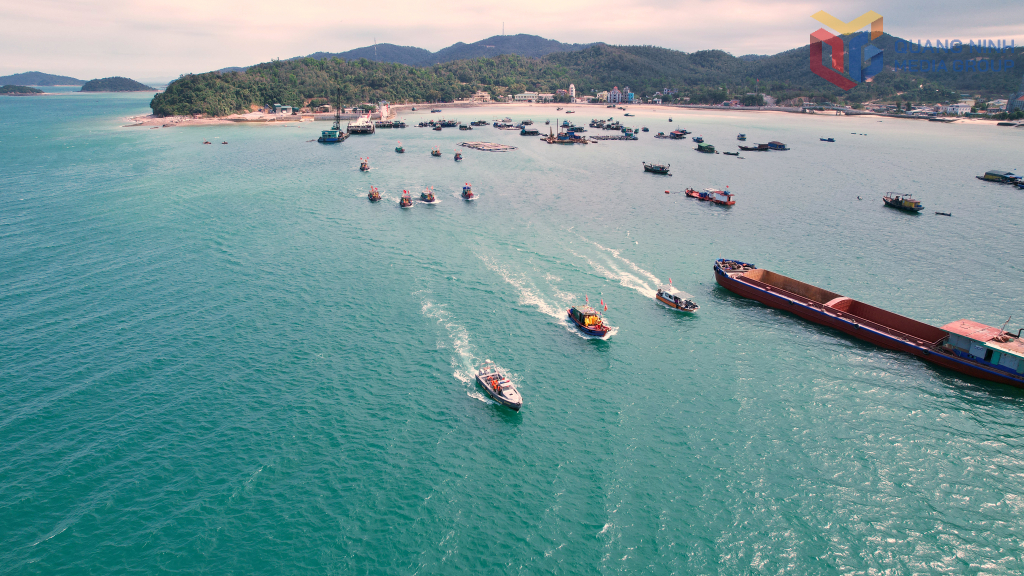 ... và thực hiện nghi thức Nghinh thần, xuất bến ra khơi, tượng trưng mở đầu cho một mùa đánh bắt mới ... và thực hiện nghi thức Nghinh thần, xuất bến ra khơi, tượng trưng mở đầu cho một mùa đánh bắt mới