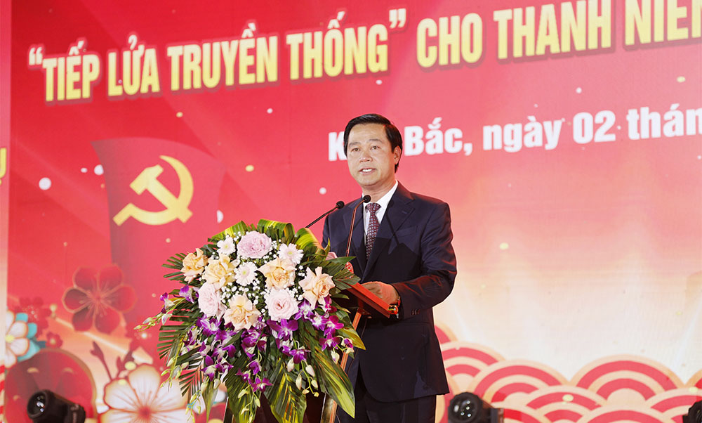 Đồng ch&iacute; L&ecirc; Xu&acirc;n Lợi - Ph&oacute; Chủ tịch UBND tỉnh ph&aacute;t biểu động vi&ecirc;n thanh ni&ecirc;n chuẩn bị l&ecirc;n đường nhập ngũ.