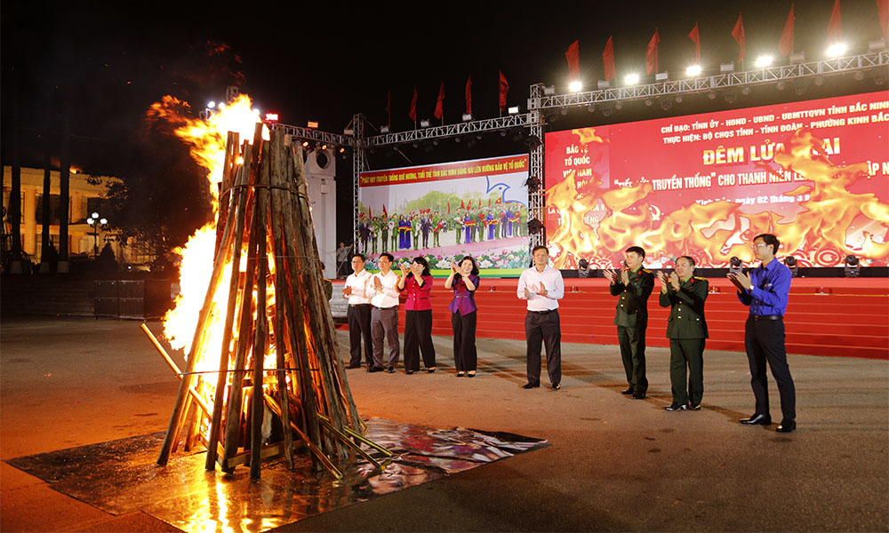 Bắc Ninh: Hào hùng đêm lửa trại “Tiếp lửa truyền thống” cho thanh niên lên đường nhập ngũ