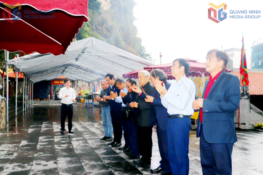 Các đại biểu tham quan Quần thể di tích núi Bài Thơ và thắp hương tại đền Đức Ông Trần Quốc Nghiễn Các đại biểu tham quan Quần thể di tích núi Bài Thơ và thắp hương tại đền Đức Ông Trần Quốc Nghiễn