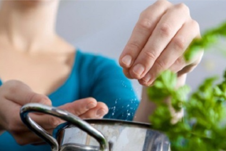 Sử dụng muối i-ốt trong nấu ăn giúp cải thiện bướu tuyến giáp Sử dụng muối i-ốt trong nấu ăn giúp cải thiện bướu tuyến giáp